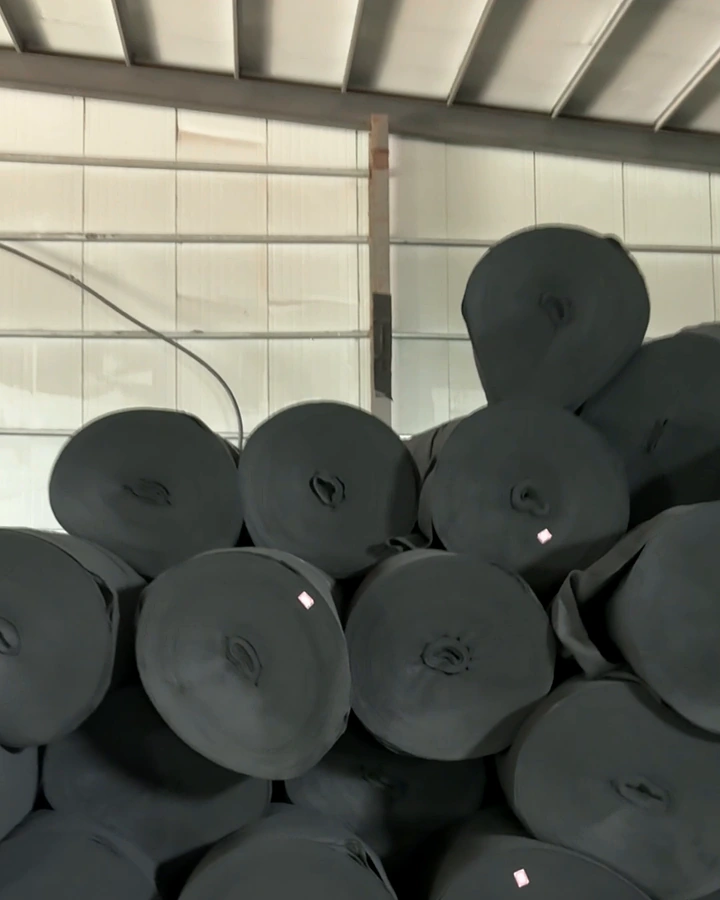 Materialrollen in der Werkhalle